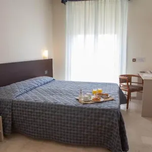 Auto Park Con Ristorante Interno E Grande Parcheggio Gratuito Hotel
